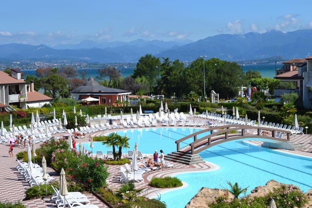Green Apartment And Pools เดเซนซาโนเดลการ์ดา ภายนอก รูปภาพ