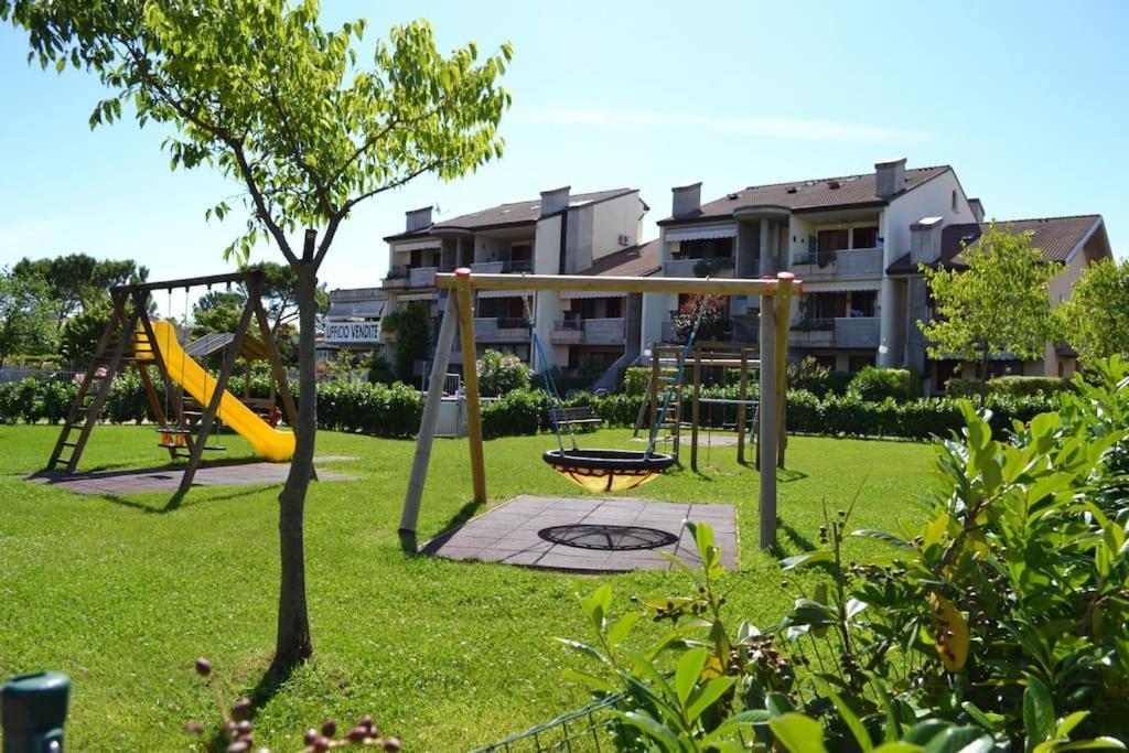 Green Apartment And Pools เดเซนซาโนเดลการ์ดา ภายนอก รูปภาพ