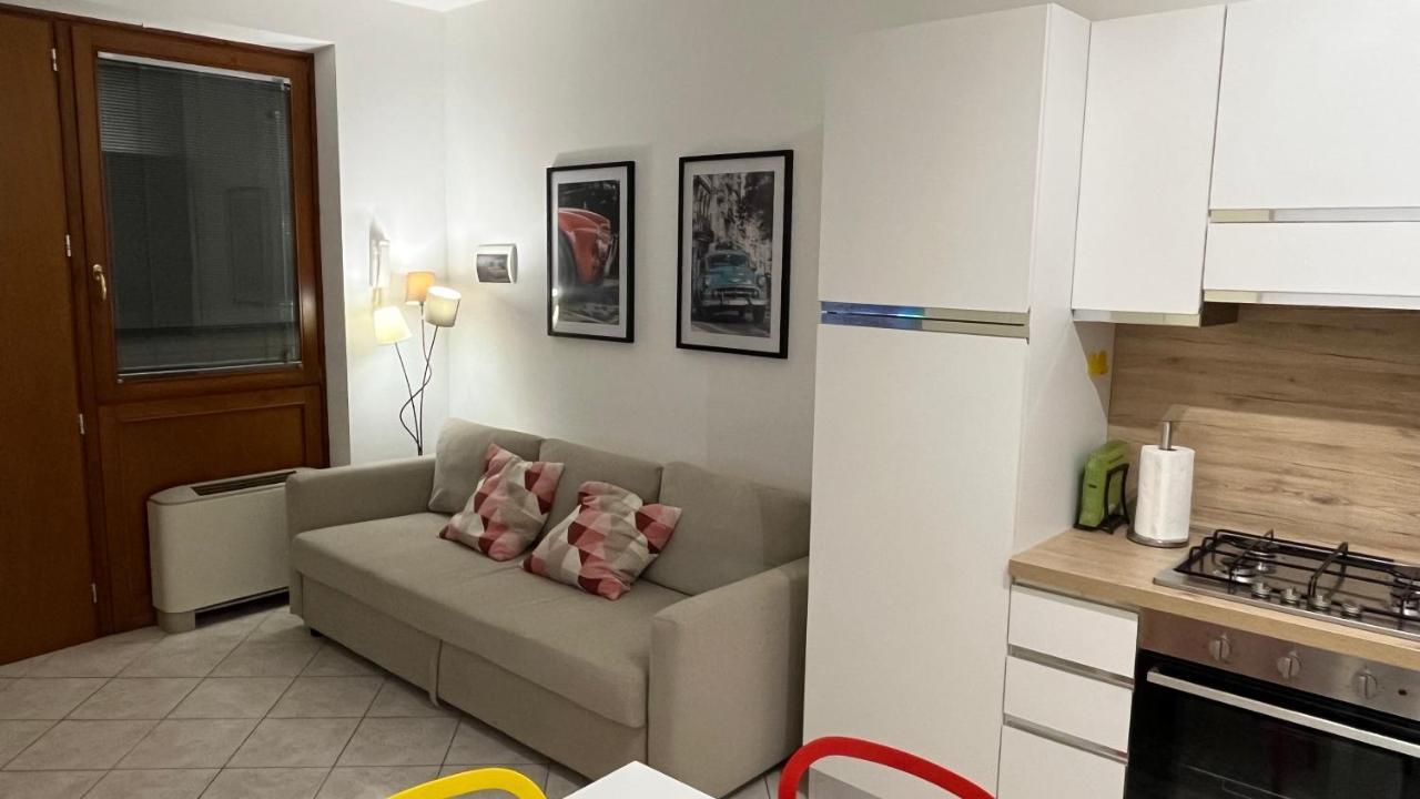 Green Apartment And Pools เดเซนซาโนเดลการ์ดา ภายนอก รูปภาพ
